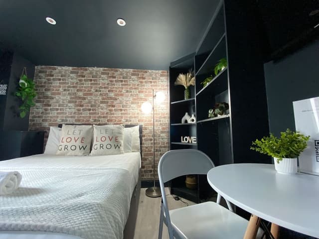 Standard Studio, Ensuite