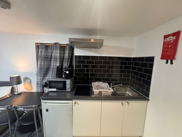 Standard Studio, Ensuite
