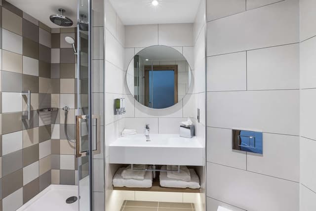 TWIN ROOM