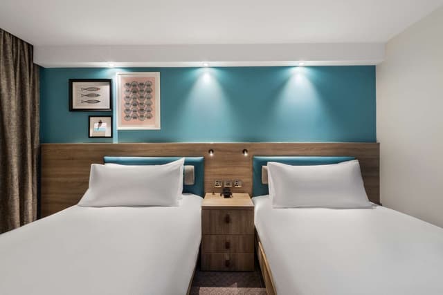 TWIN ROOM