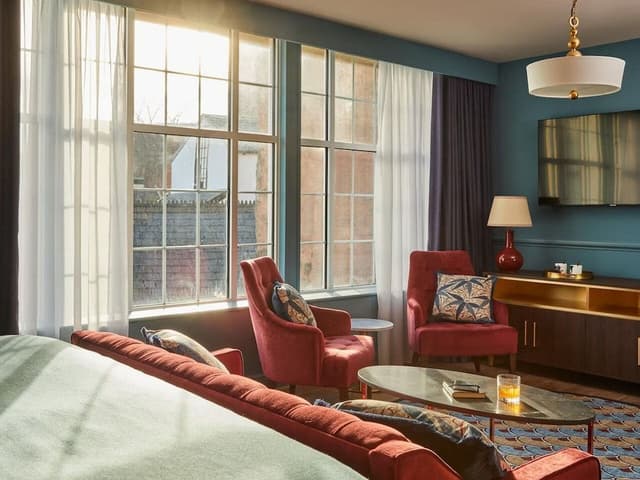 Suite, 1 King Bed, Corner (Super King)