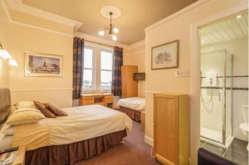 Family room-Standard-Ensuite with Shower-1 double 1 single