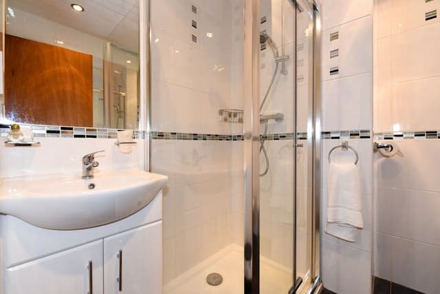Suite, Ensuite (1 double 2 singles )
