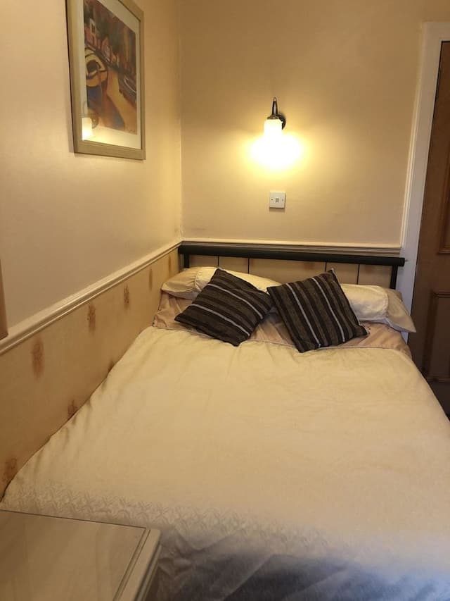 Single Room, Private Bathroom