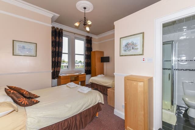Standard Suite, Ensuite (1 double 1 single)