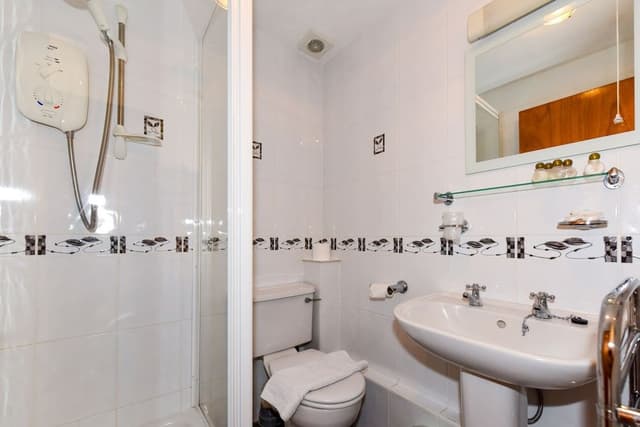 Standard Suite, Ensuite (1 double 1 single)