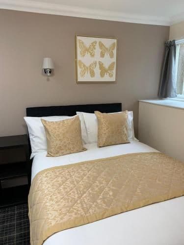 double room-comfort-ensuite with shower-street view