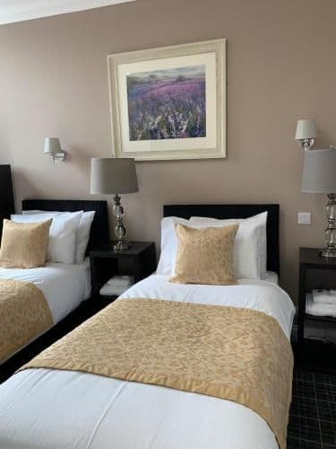 Twin room-Comfort-Ensuite with Shower-Street View