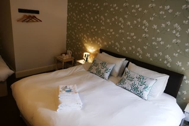 Signature Suite, Ensuite (Linton)