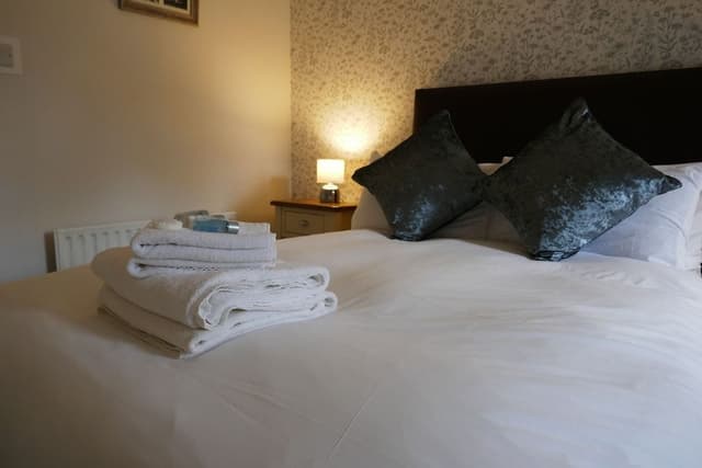 Standard Double Room, Ensuite (Carlton)