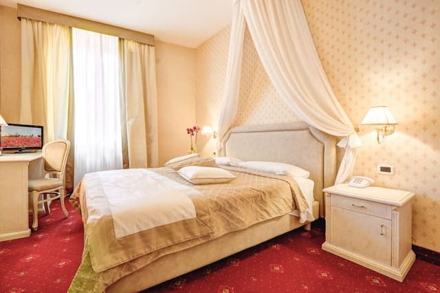 Suite, Courtyard View