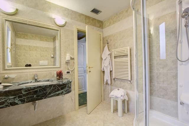 Superior Double Room (Jetted Shower)