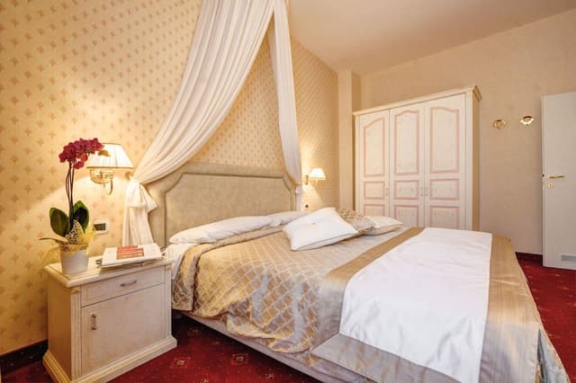 Suite, Courtyard View