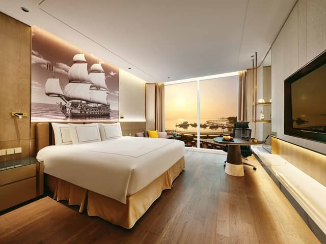 Premium Room, 1 King Bed, Lake View (Jinji)