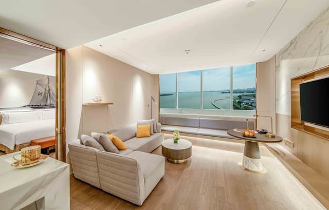 Suite, 1 King Bed, Club Lounge Access (Navigator, High Floor, Lounge)