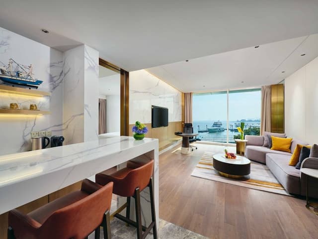 Suite, 1 King Bed, Club Lounge Access (Navigator, High Floor, Lounge)