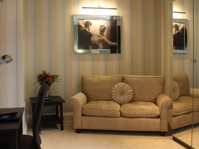 Standard Studio, Ensuite