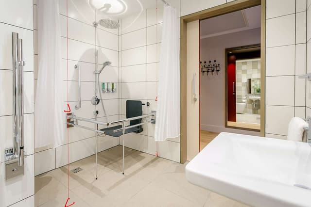 QUEEN ACCESSIBLE ROOM