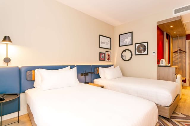 TWIN ROOM