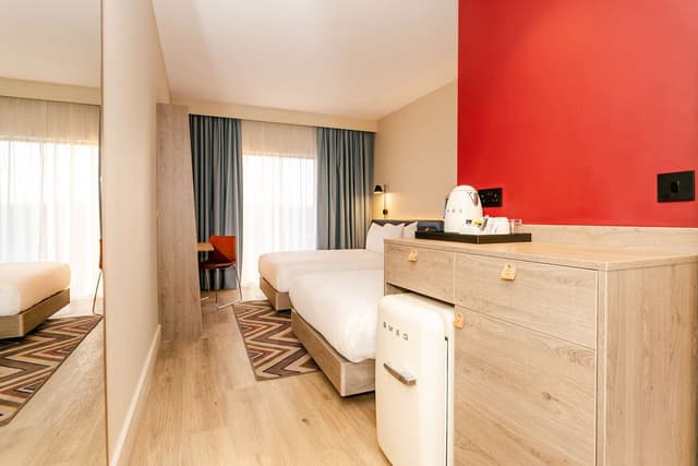 TWIN ROOM