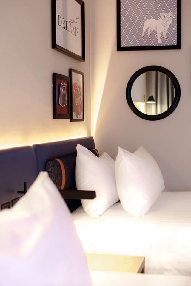 TWIN ROOM