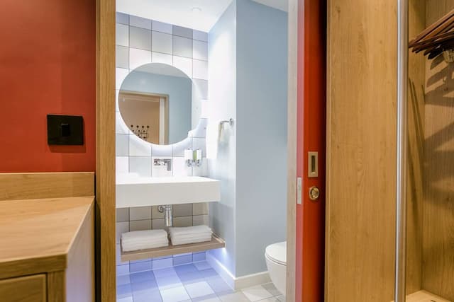 TWIN ROOM