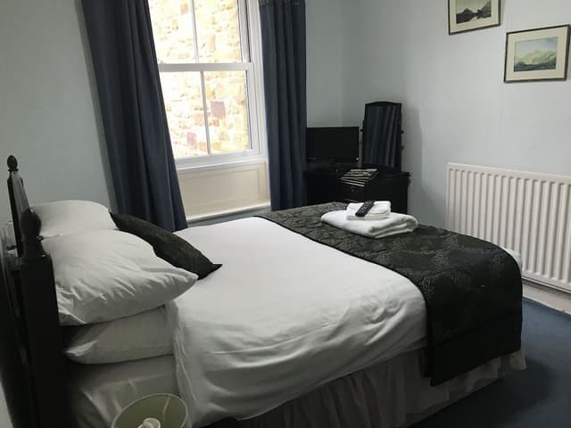 Basic Double Room, Ensuite, Garden View