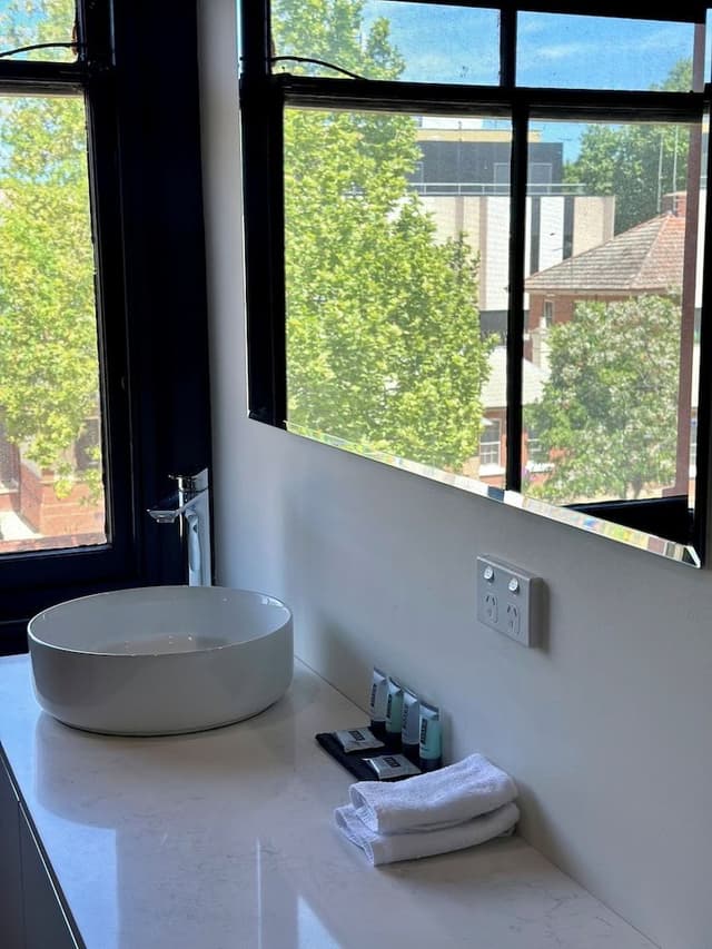 Deluxe Studio, 1 King Bed, Ensuite