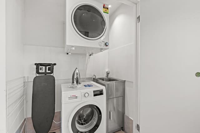 Two Bedroom Two Bathroom Sky High Apartment (Levels 42 - 78)