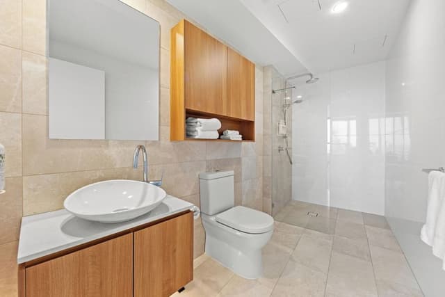 Three Bedroom Two Bathroom Sky High River View Deluxe Apartment