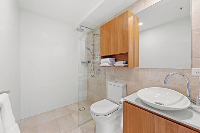 Three Bedroom Two Bathroom Sky High River View Deluxe Apartment