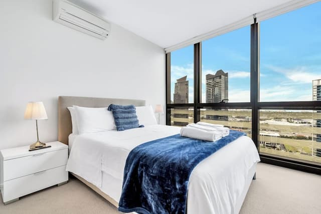 Premium 3 bed 2 bath Family apartment with water and city views