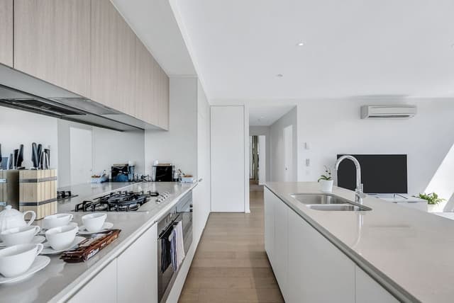 Executive 3 bed, 2 bath apartment with city and harbour views