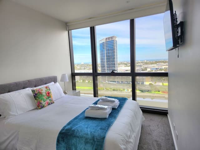Premium 3 bed 2 bath Family apartment with water and city views