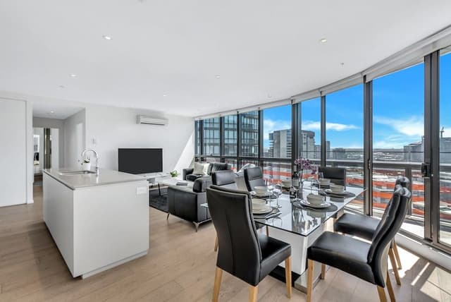 Executive 3 bed, 2 bath apartment with city and harbour views