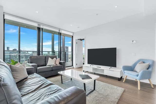 Executive 3 bed, 2 bath apartment with city and harbour views
