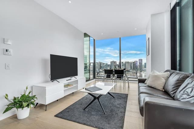 Executive 2 bed, 2 bath apartment with city and harbour views