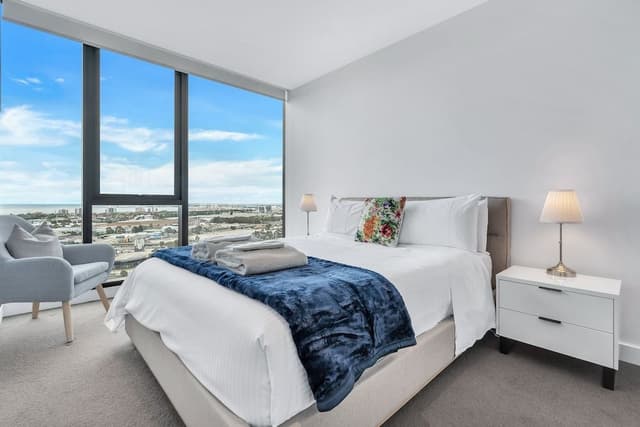 Executive 3 bed, 2 bath apartment with city and harbour views
