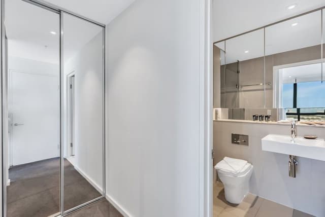 Platinum Sub-Penthouse 3 bed, 2 bath, panoramic views