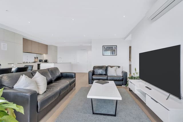 Platinum Sub-Penthouse 3 bed, 2 bath, panoramic views