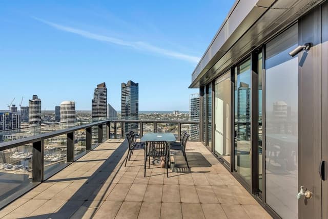 Platinum Sub-Penthouse 3 bed, 2 bath, panoramic views