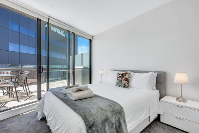 Executive 3 bed, 2 bath apartment with city and harbour views