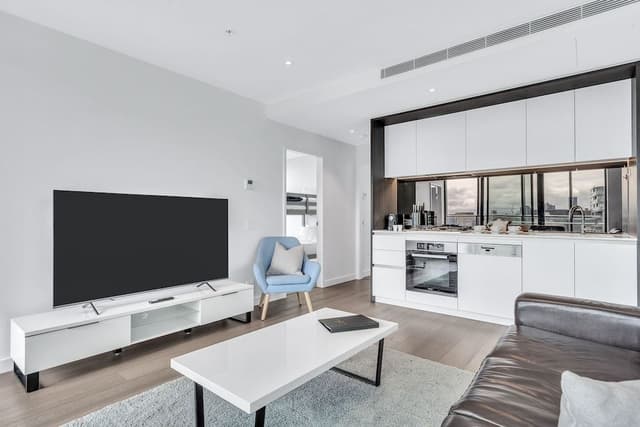 Executive 3 bed, 2 bath apartment with city and harbour views