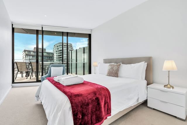 Premium 3 bed 2 bath Family apartment with water and city views