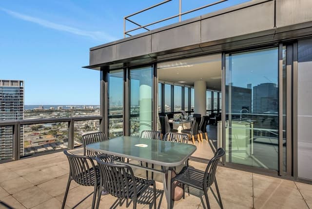 Platinum Sub-Penthouse 3 bed, 2 bath, panoramic views