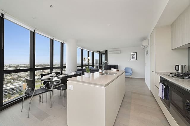 Premium 3 bed 2 bath Family apartment with water and city views