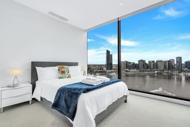 Executive 2 bed, 2 bath apartment with city and harbour views
