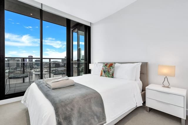 Executive 2 bed, 2 bath apartment with city and harbour views