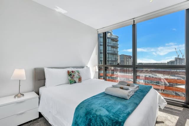 Executive 3 bed, 2 bath apartment with city and harbour views