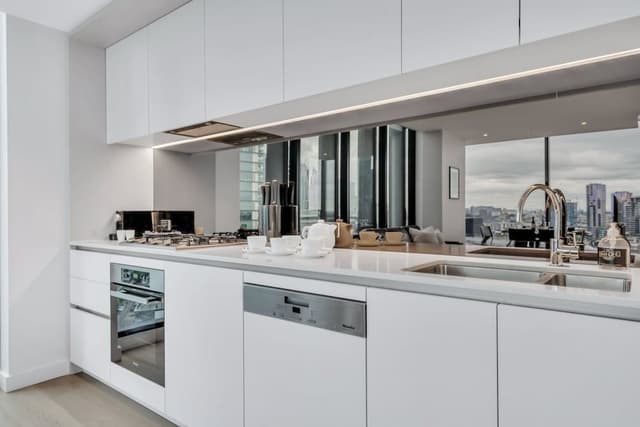 Executive 2 bed, 2 bath apartment with city and harbour views